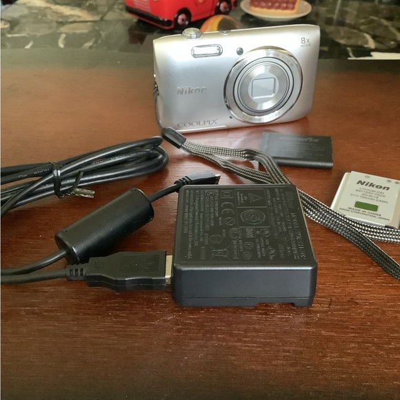 Nikon Coolpix S3600 digital silver 20.1 mp camera - Picture 1 of 12